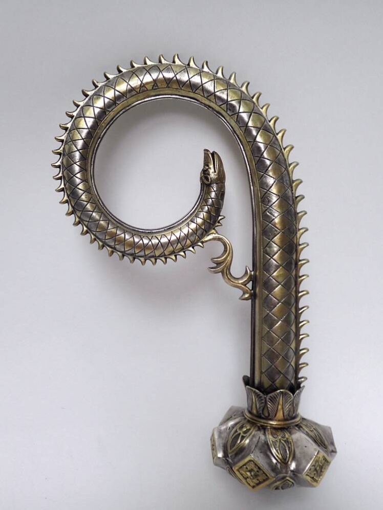 Künstler*in unbekannt, Krumme vom Nonnberg, 2. Hälfte 19. Jh., Messingguss, galvanisch versilbert und vergoldet, Inv.-Nr. K 6550-49 © Salzburg Museum