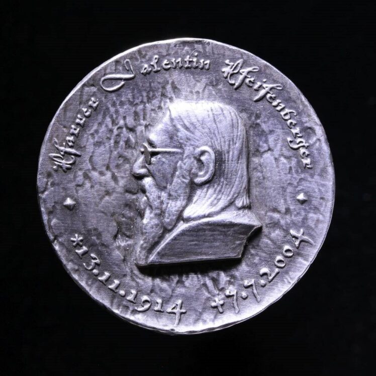 Alexander Schreilechner (*1983), „Voitl“-Gedenktaler auf Valentin Pfeifenberger (Vorderseite), Silber, gegossen, Dm. 42 mm, Inv.-Nr. MÜ 42558 © Salzburg Museum (Dauerleihgabe Salzburger Museumsverein)