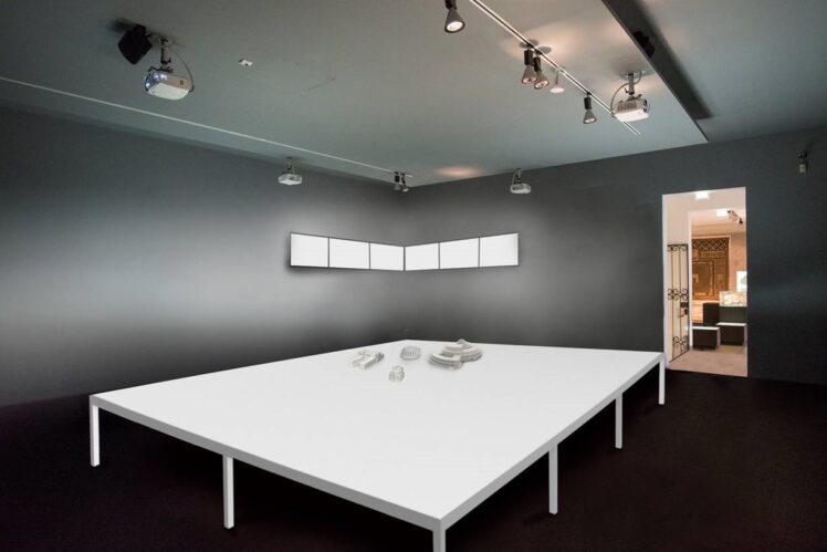 Werner Feiersinger (*1966), Große Tafel, Landartprojekt der Salzburger Festspiele zur Landesausstellung 2020 Großes Welttheater – 100 Jahre Salzburger Festspiele, 2020, Gips (Modelle), Aluminium, pulverbeschichtet (Tisch), Inv.-Nr. 1282-202 © Salzburg Museum (Dauerleihgabe Salzburger Museumsverein)