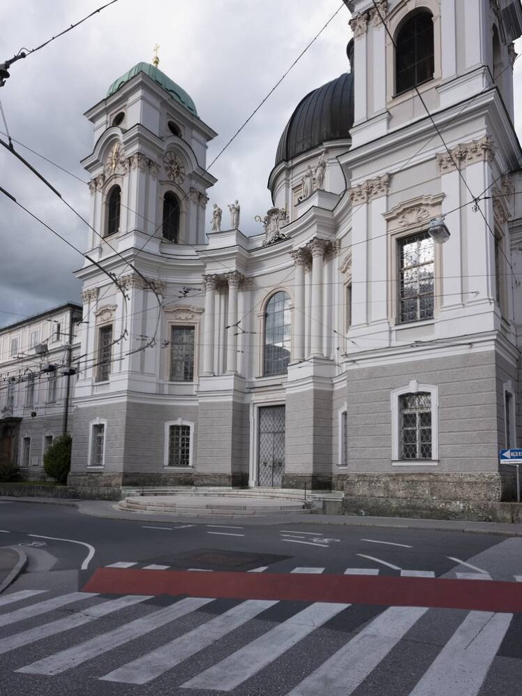Werner Feiersinger, Foto aus der Serie Fischer von Erlach, untitled (Dreifaltigkeitskirche und Priesterseminar, Salzburg 1694-1702), 2022, Farbfotografie montiert auf Dibond, 90 x 67,5 Edition 1/5 + 1 A.P. , Inv.-Nr. Foto 45909