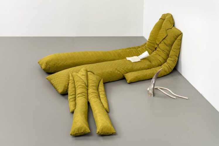 Tammy Langhinrichs, untiteld, 2022, 80x200x180 cm, Wolle, Sott, Fasergewebe, Leder, Horn, Nadeln, Inv.-Nr. 1230-2024
