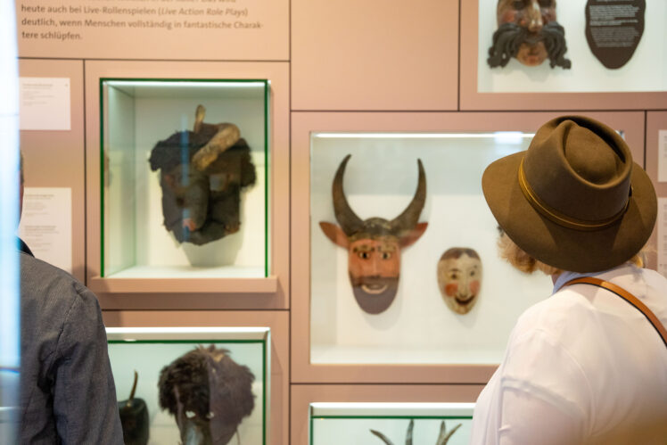 Masken, Trachten, Kultobjekte im Volkskunde Museum © Salzburg Museum