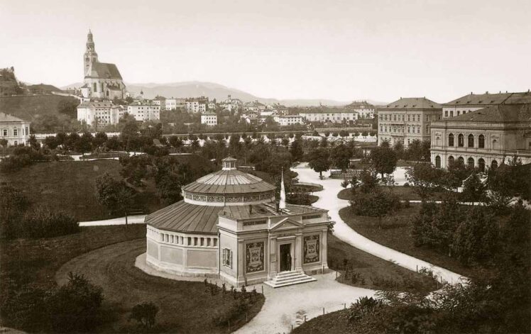 Fotograf*in unbekannt, Der Pavillon für das Sattler Panorama im Kurgarten neben dem Schloss Mirabell, 1875–1876, Fotoabzug auf Karton © Salzburg Museum