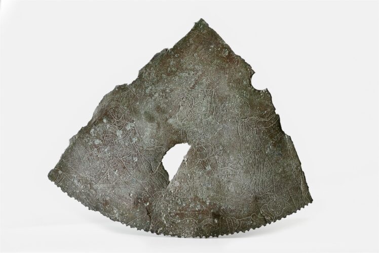 Zifferblatt, Römische Kaiserzeit, Bronze, 50,5 x 41 x 0,57 cm, Fundort: Stadt Salzburg, Linzer Gasse, Inv.-Nr. ARCH 3985 © Salzburg Museum