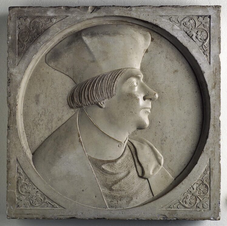 Hans Adolph Daucher der Jüngere (1486–1538), Medaillon mit Porträtbüste des Salzburger Erzbischofs Kardinal Matthäus Lang von Wellenburg (1468–1540, Regierungszeit 1519–1540) im Profil, Um 1520, Solnhofener Kalk, 53 x 53 x 8 cm, Inv.-Nr. 7083-49 © Salzburg Museum