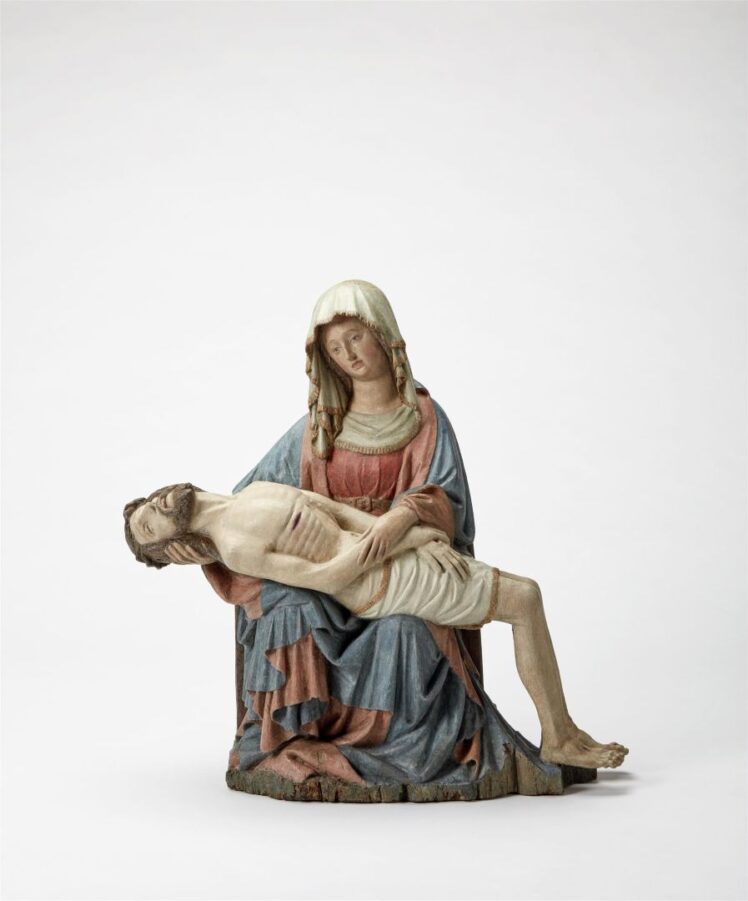 Künstler*in unbekannt, Pietà, Um 1420, Lindenholz, geschnitzt, rückseitig gehöhlt, 84,5 x 85 x 34,5 cm, Inv.-Nr. 1073-2012 © Salzburg Museum (Ankauf mit Unterstützung des Salzburger Museumsvereins und des Komitees zum Ankauf Salzburger Kulturschätze)