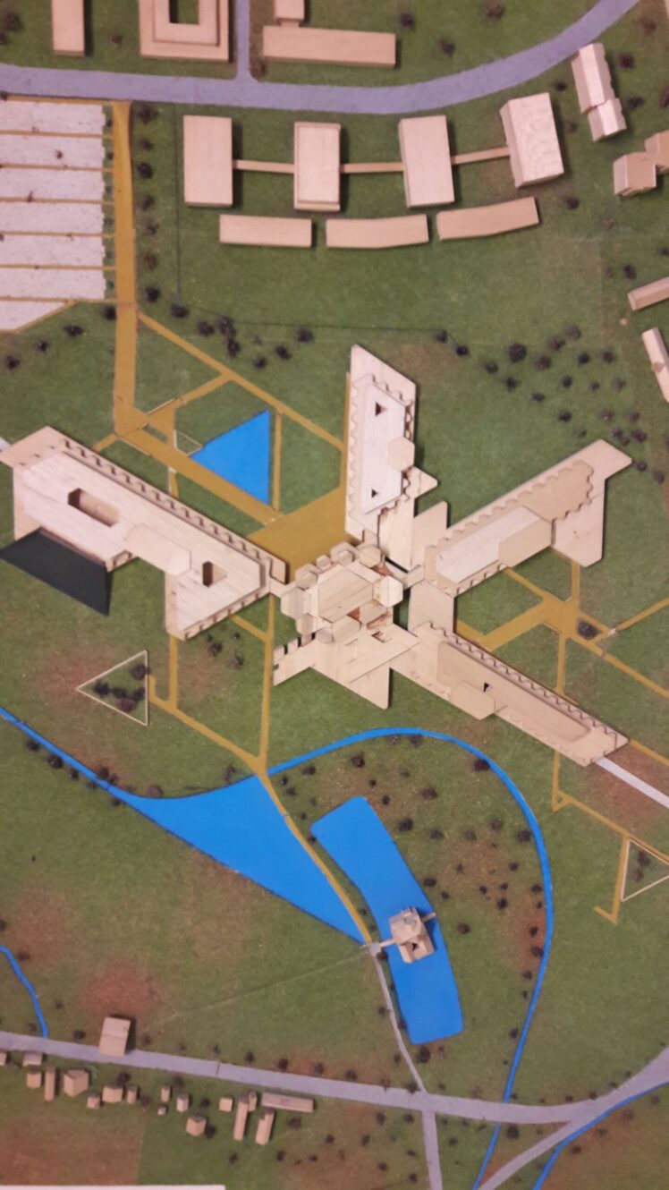 Eberhard Knoll (1929–2012), Architekt, Modell für die geplante und nicht realisierte Universität in Salzburg Freisaal, 1970–1980, Holz, Kunststoff, Naturmaterialien, 8 x 150 x 180 cm, Inv.-Nr. AR 013-2018 © Salzburg Museum
