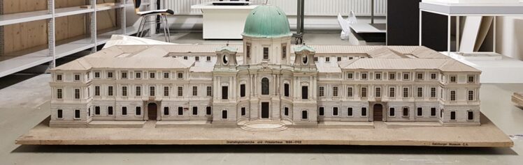 Johann Bernhard Fischer von Erlach (1656–1723), Architekt, Hermann Rehrl (1894–1976), Architekt des Modells, Alfred Richter (1907–1998), Ausführender, Martin Svejda, Dipl-Arch, Modellbauer, Ergänzungen 2023, Stefan Rohrmoser, Bildhauer, Ergänzungen 2023, Modell der Dreifaltigkeitskirche und des Priesterhauses in Salzburg (nach dem Stich von Danreiter), 1955–1956, Papier, Karton, bemalt, Holz, Folie, 61 x 240,5 x 123 cm, Inv.-Nr. AR 001-2018 © Salzburg Museum