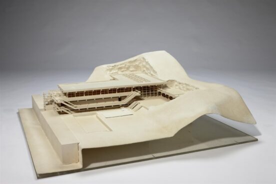 Gerhard Garstenauer  (1925–2016), Modell für den Bau der Felsentherme in Bad Gastein, 1966, Holz, Kunststoff, 30 x 91 x 91 cm, Inv.-Nr. 12631-2010 © Salzburg Museum / Urheberrechtsvermerk: Nachlass Prof. Gerhard Garstenauer