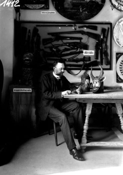 Fotograf*in unbekannt, Museumskustos Karl Adrian in der Volkskundlichen Abteilung, 1909, Glasplattennegativ, Salzburg Museum, Inv.-Nr. Foto 21830 @ Salzburg Museum