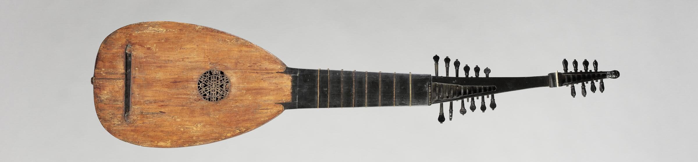 Michael Gartner (auch Garttner oder Barttner) (†1550), Balthassar Helm, Andreas Ferdinand Mayr (†1764), Barocklaute, 11-chörig, 1524, Holz (Perlahorn), 128,6 cm, Inv.-Nr. MI 1087 © Salzburg Museum