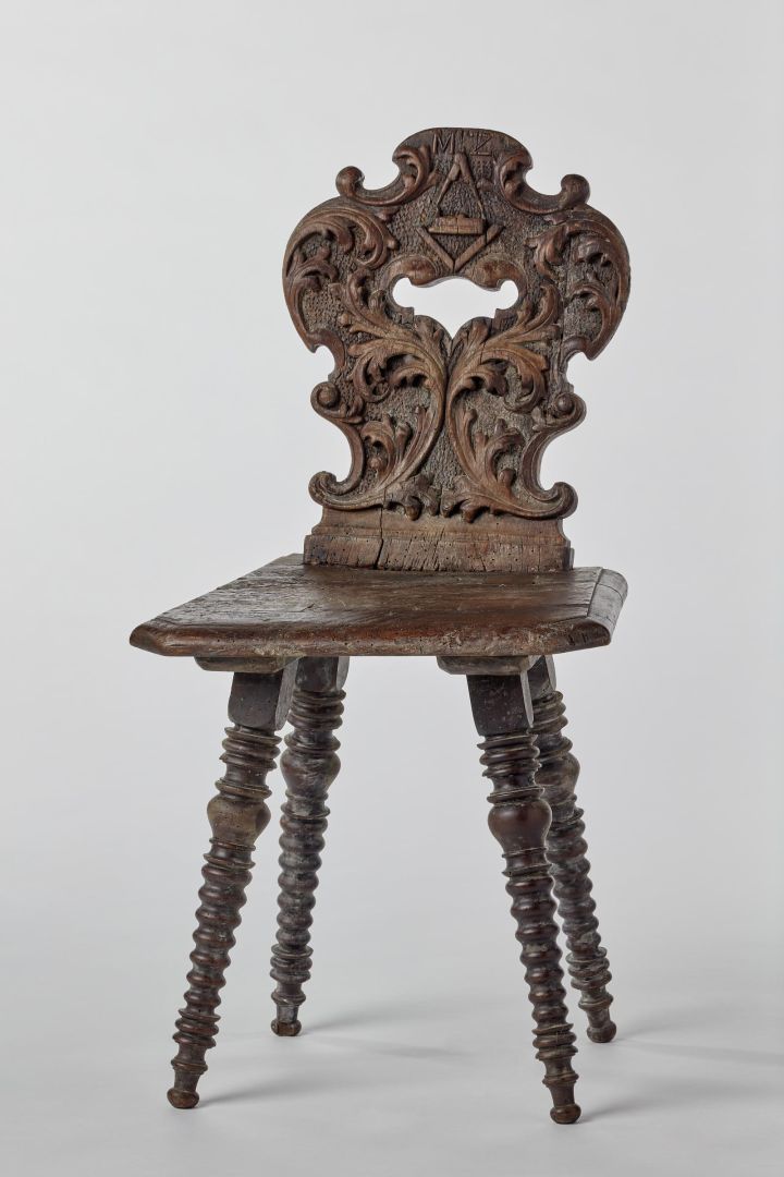 Künstler*in unbekannt, Stuhl, 18. Jh., Holz, teilweise geschnitzt, gedrechselt, 90,5 x 46 x 45 cm, Inv.-Nr. 673-40 © Salzburg Museum