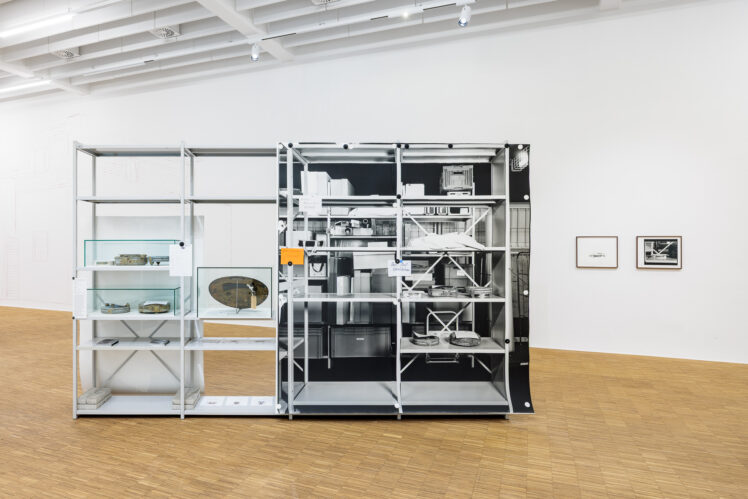 Ausstellungsansicht „The Museum of (Non)Restitution“, 2025. Alle Arbeiten von Thomas Geiger, Tatiana Lecomte und Sophie Thun wurden im Auftrag von Salzburg Museum–Gastspiel und Salzburger Kunstverein–Picturing Justice 2025 produziert. Foto: kunst-dokumentation.com.