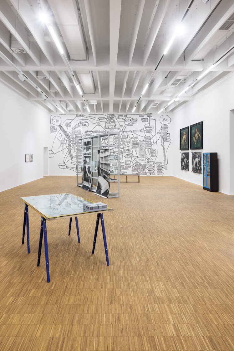 Ausstellungsansicht „The Museum of (Non)Restitution“, 2025. Alle Arbeiten von Thomas Geiger, Tatiana Lecomte und Sophie Thun wurden im Auftrag von Salzburg Museum–Gastspiel und Salzburger Kunstverein–Picturing Justice 2025 produziert. Foto: kunst-dokumentation.com.