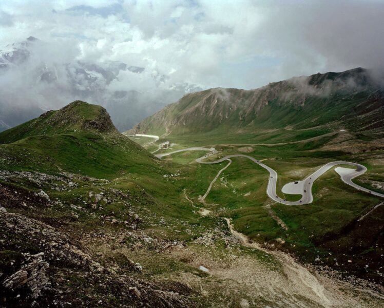 Margherita Spiluttini, Großglockner Hochalpenstraße 3, A. Österreich / Austria, 2002, C-Print auf Aluminium, Ankauf bei Christine König Galerie, Wien