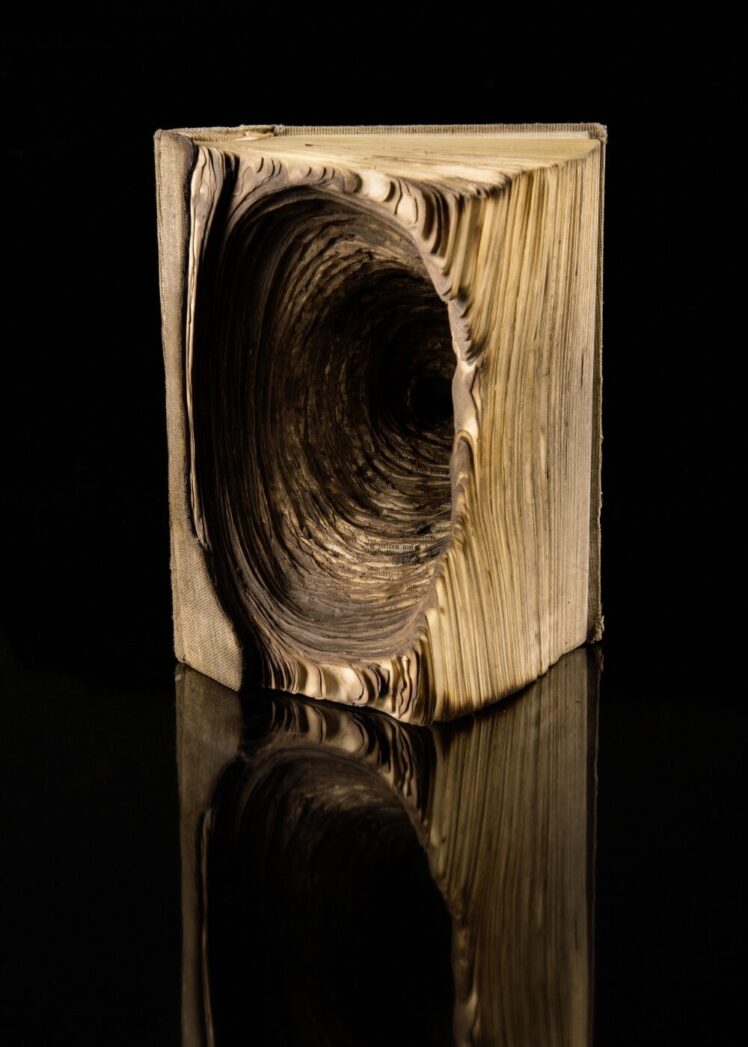 Norbert Zuckerstätter, "1938", 2015, Angebranntes Buch, über 1500 Seiten, mit der Kerze durchgebrannt, Foto: Norbert Zuckerstätter, Ankauf bei Galerie Frey, Salzburg, https://norbert-zuckerstaetter.com/