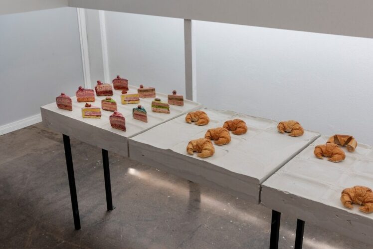Zoe Vitzthum, Buffet, 2020, 25 Keramikobjekte auf vier Gipsplatten auf Eisengestell, Foto: Andrew Phelps, Ankauf bei Elektrohalle Rhomberg, Eisl Lesicky Galerien GesbR, Salzburg, https://www.zoevitzthum.at/