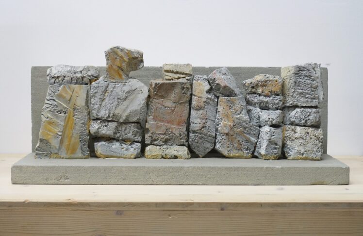 Lois Weinberger, Entwurf für ein Antifaschismusdenkmal in Salzburg (Wettbewerbsbeitrag), 2001, 28,5 x 42 cm, Styropor bemalt, Fotocredit: Lois Weinberger Ankauf bei Galerie Altnöder Salzburg