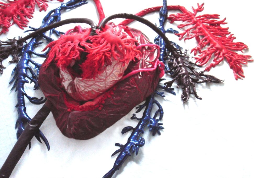 Ina Loitzl, open heart, 2010, Textile Materialien, innen Holzplatten, Metallringe, © Ina Loitzl/Bildrecht, Wien 2021