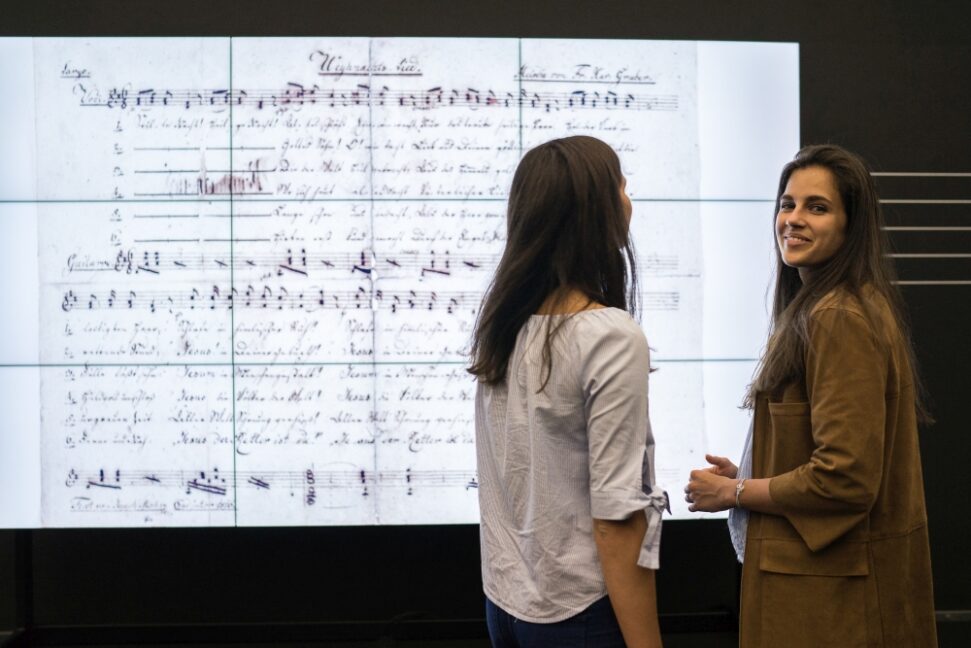 Bei einer interaktiven Installation des Ars Electronica Center kann der Autograph von Joseph Mohr hinsichtlich seiner melodischen Struktur, seines Textes und seiner Transformation im Laufe der Zeit untersucht werden. © Anita Ledersberger