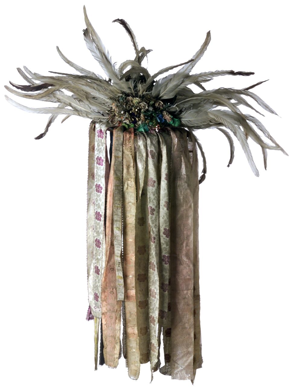 Trestererhut, 1924, Trestererhut, genannt „Pinzgerl“ oder „Geinzl“. Naturfarbener Strohhut, mit weißen Hahnfedern und lang herabwehenden bunten Bändern, © Salzburg Museum