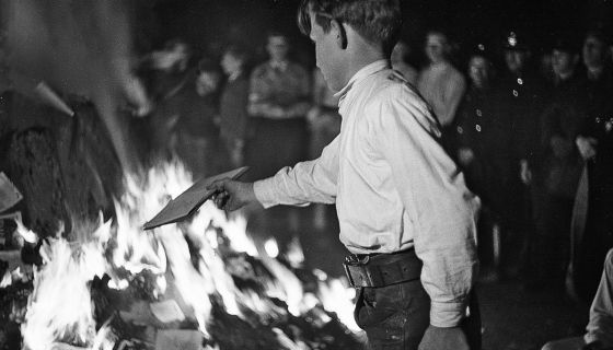Bücherverbrennung © Stadtarchiv Salzburg , Fotoarchiv Franz Krieger (Bildausschnitt)