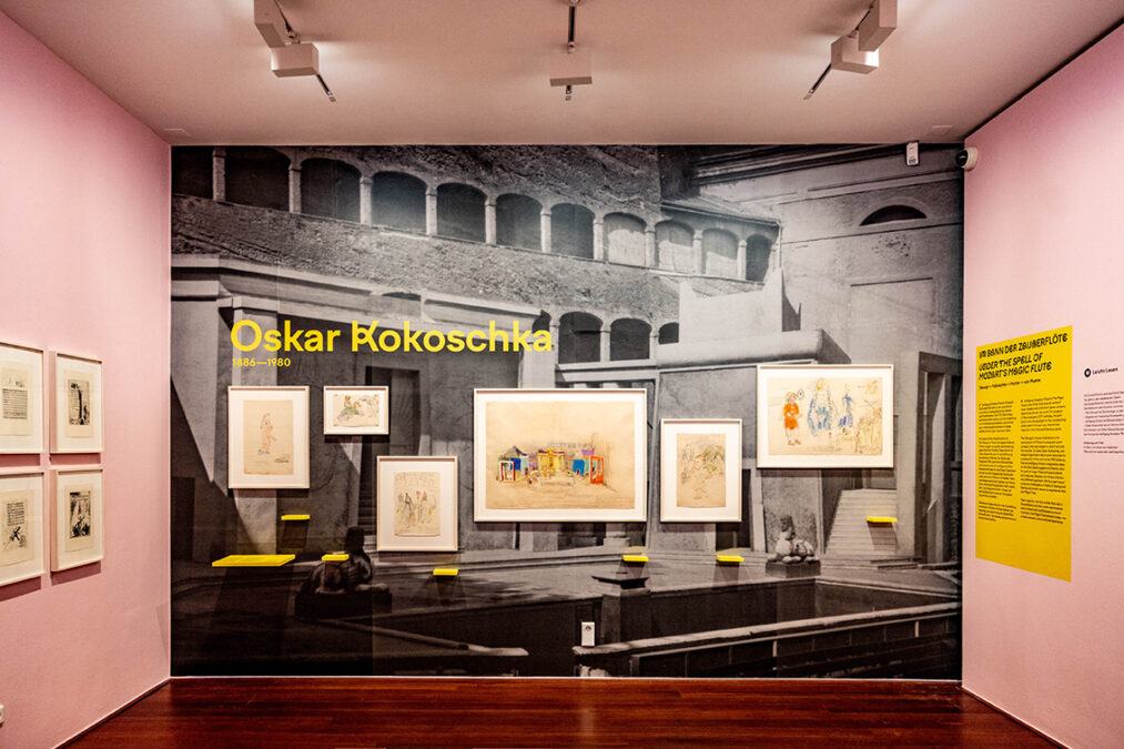 Oskar Kokoschka, Bühnenbild- und Kostümentwürfe, 1954/55, Ausstellungsansicht Museum der Moderne Salzburg, © Fondation Oskar Kokoschka / Bildrecht, Wien 2025, Museum der Moderne Salzburg, Foto: Doris Wild