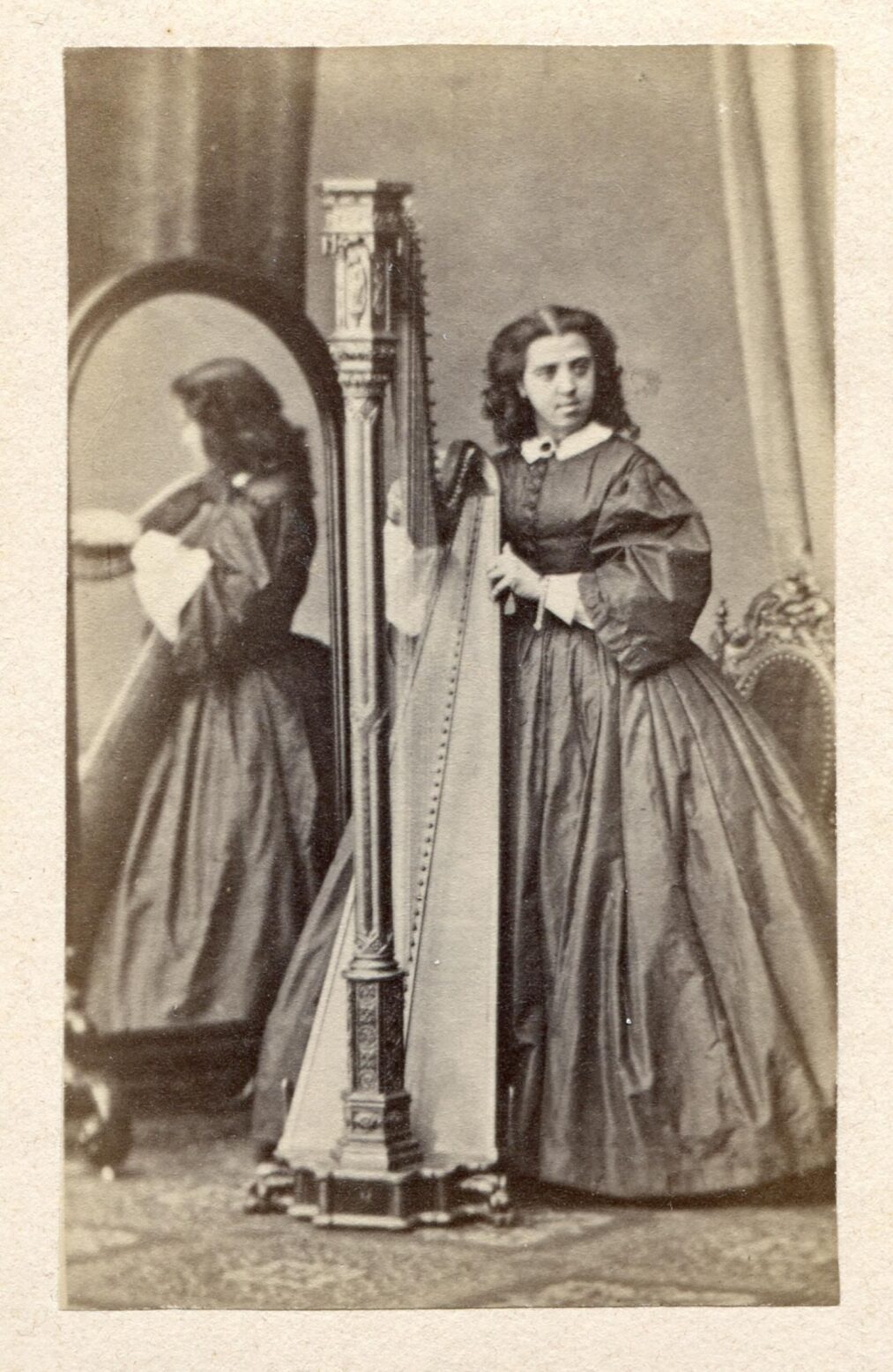 Fotograf*in unbekannt, Marie Gräfin Spaur (1838-1884), geb. Mösner, Harfenistin, Porträt, Ca. 1860–1863, Fotoabzug auf Papier, fixiert auf Karton und Untersatzpapier mit Beschriftung © Salzburg Museum