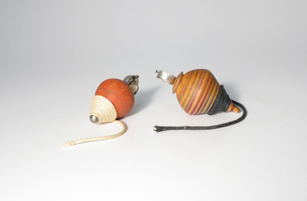 Künstler*in unbekannt, Kreisel, um 1960, Holz, gedrechselt, gefasst; Blech; Schnur © Salzburg Museum