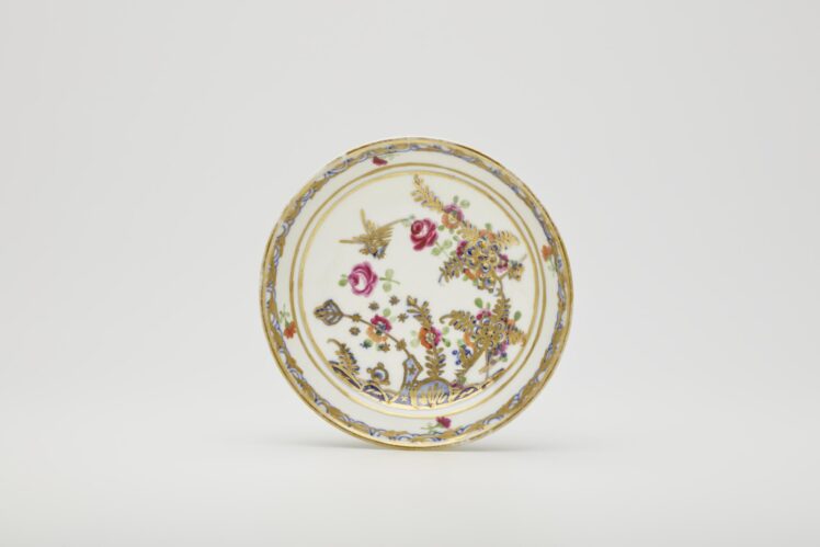 Wiener Porzellanmanufaktur (1718–1864), Untertasse, um 1760, Porzellan, Unterglasurmalerei, glasiert, bemalt, Golddekor, Inv.-Nr. 2002-2022 © Salzburg Museum (Dauerleihgabe Salzburger Museumsverein)