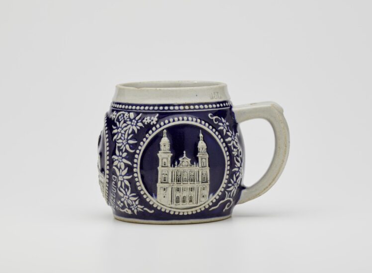 Wilhelm Krumeich, Steinzeug- und Tonwarenmanufaktur (WEKARA) (1845 – 1978), Krug mit Salzburger Ansichten, 3. Viertel 20. Jh., Steinzeug, glasiert, Inv.-Nr. 2004-2022 © Salzburg Museum (Dauerleihgabe Salzburger Museumsverein)