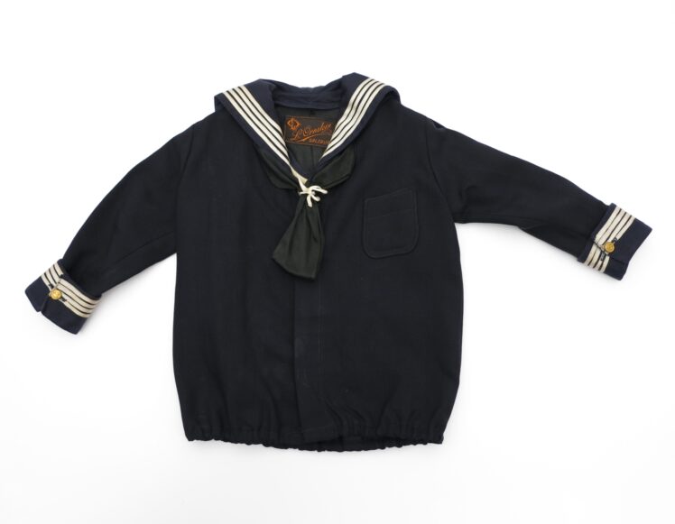 Kleiderhaus L. Ornstein (1897–1962), Oberteil einer Kinder-Matrosenuniform (Sommergewand), 1. Drittel 20. Jh., Gabardine, Acetat, Baumwollstoff, Borte, Messing, Inv.-Nr. 2014 a-2022 © Salzburg Museum (Dauerleihgabe Salzburger Museumsverein)