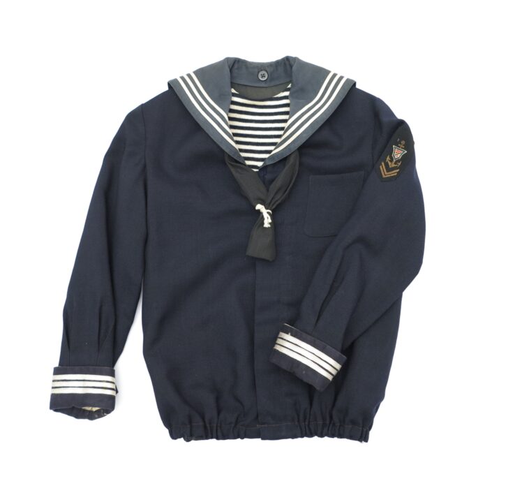 Kleiderhaus L. Ornstein (1897–1962), Oberteil einer Kinder-Matrosenuniform (Wintergewand), 1. Drittel 20. Jh., Gabardine, Tuch, Baumwollstoff, Strickgewebe, Inv.-Nr. 2014 b-2022 © Salzburg Museum (Dauerleihgabe Salzburger Museumsverein)