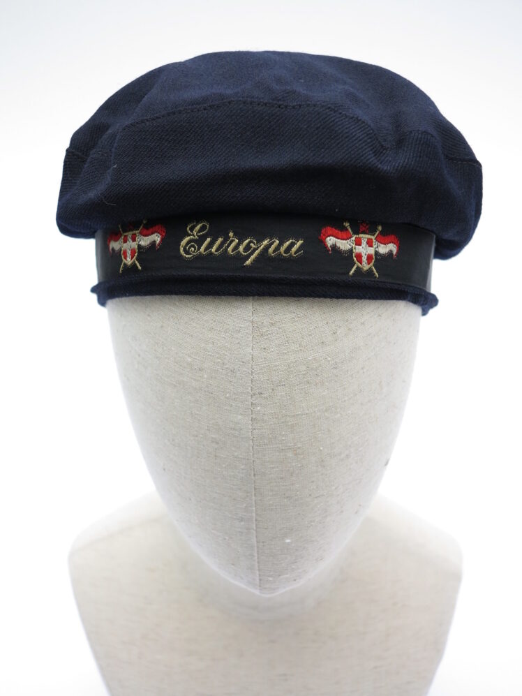 Kleiderhaus L. Ornstein (1897–1962), Haube einer Kinder-Matrosenuniform, 1. Drittel 20. Jh., Gabardine, Seide, Inv.-Nr. 2014 d-2022 © Salzburg Museum (Dauerleihgabe Salzburger Museumsverein)
