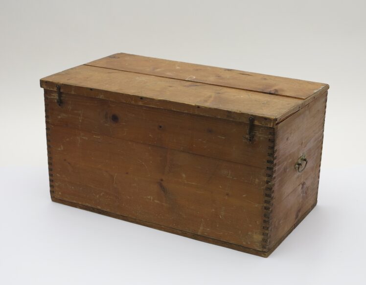 Hersteller unbekannt, Kochkiste, 1. Viertel 20. Jh., Holz, Filz, Dämm-Material, Eisen, Messing, Inv.-Nr. 2015-2022 © Salzburg Museum (Dauerleihgabe Salzburger Museumsverein)