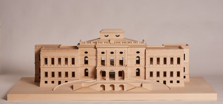 UNBEKANNT (Person), UNBEKANNT (Person), Modellbau, Fragment: Holzmodell des Schlosses Klessheim, Johann Bernhard Fischer von Erlach (1656 – 1723), Architekt 1700 – 1705, Holz, Inv.-Nr. 20113-49 © Salzburg Museum (Anfertigung Präsentationshilfe mit Unterstützung des Salzburger Museumsverein)