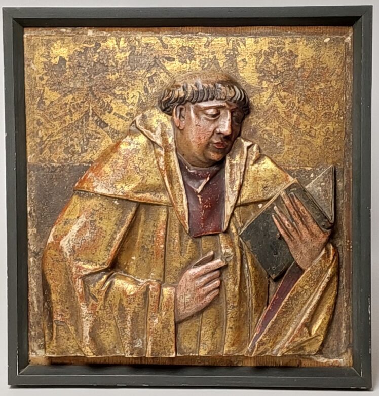 Künstler*in unbekannt, Halbfiguriger Mönch (Teil einer Predella ?), 15. Jh., Holz, farbig gefasst und vergoldet: parkettiert, Inv.-Nr. 1319-2022 © Salzburg Museum (Dauerleihgabe Salzburger Museumsverein)