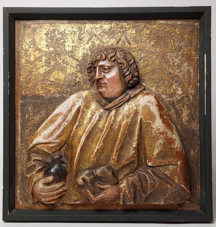 Künstler*in unbekannt, Halbfiguriger Mönch (Teil einer Predella ?), 15. Jh., Holz, farbig gefasst und vergoldet: parkettiert, Inv.-Nr. 1320-2022 © Salzburg Museum (Dauerleihgabe Salzburger Museumsverein)