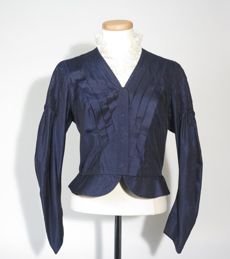 Sigrid Ortner (* 1942), Oberteil, zu Goldhaubentracht, 1980, Seidenbrokat, Baumwollstoff, Nylonspitze, genäht, Inv.-Nr. 5361 a-2022 © Salzburg Museum (Dauerleihgabe Salzburger Museumsverein)