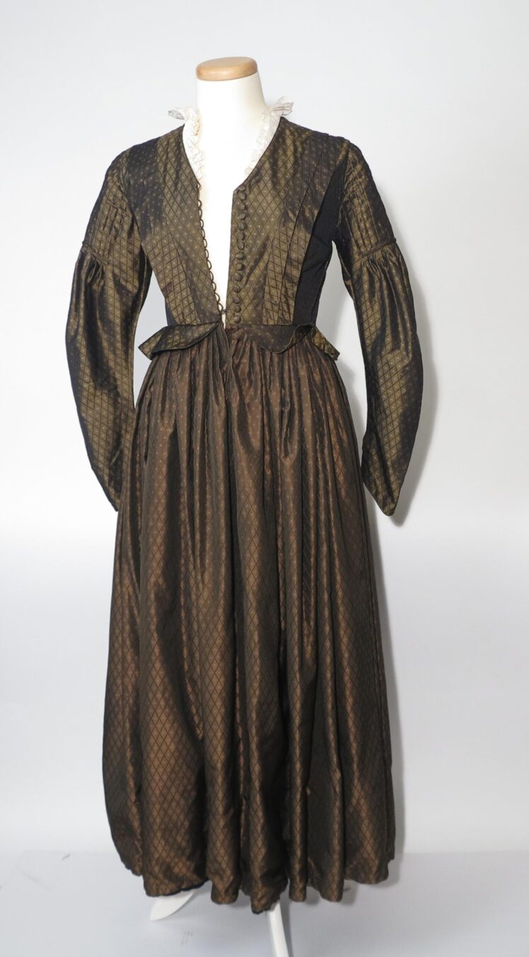 Künstler*in unbekannt, Kleid, zu Goldhaubentracht, vor 1989, Seidenbrokat, Baumwolle, Baumwollspitze, Inv.-Nr. 5362-2022 © Salzburg Museum (Dauerleihgabe Salzburger Museumsverein)