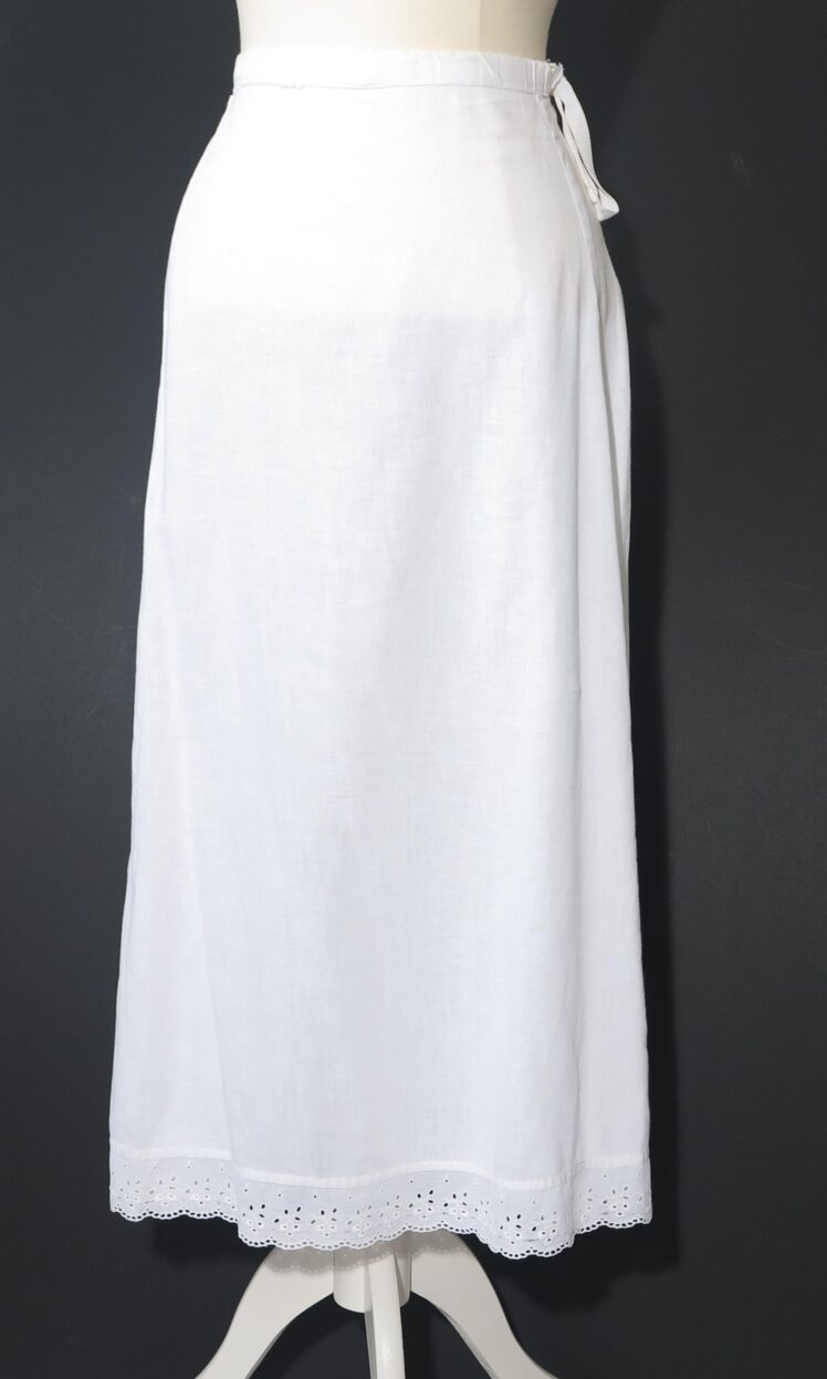Künstler*in unbekannt, Unterrock, 2. Hälfte 20. Jh., Leinenstoff, Wäschespitzenborte, Inv.-Nr. 5363-2022 © Salzburg Museum (Dauerleihgabe Salzburger Museumsverein)