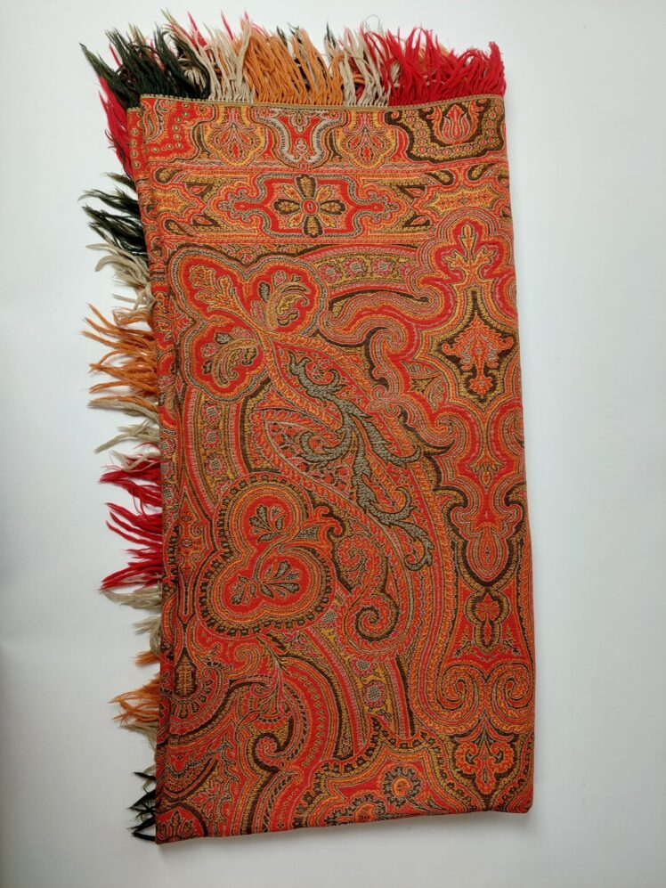 Künstler*in unbekannt, Tuch (Paisley-Tuch, "Türkisches Tuch"), zu Goldhaubentracht, um 2000, Wolle, gewebt, Inv.-Nr. 5364-2022 © Salzburg Museum (Dauerleihgabe Salzburger Museumsverein)