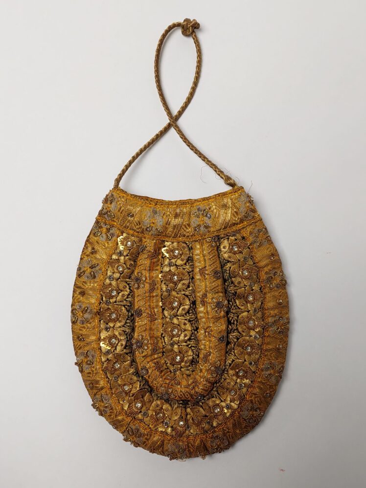 Künstler*in unbekannt, Tasche, zu Goldhaubentracht, 19. Jh., Textil, Goldfaden, Golddraht, gestickt, genäht, Inv.-Nr. 5365-2022 © Salzburg Museum (Dauerleihgabe Salzburger Museumsverein)