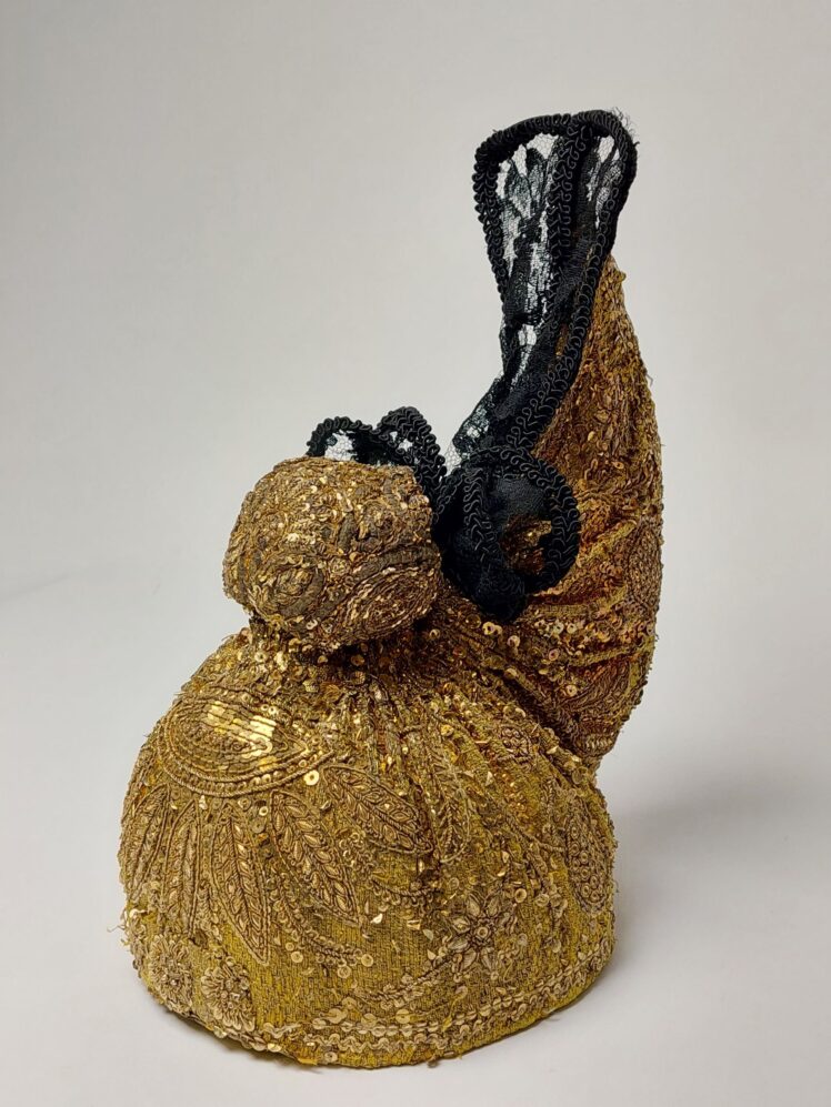 Künstler*in unbekannt, Goldhaube, Linzer Goldhaube, 19. Jh., Pailletten, Goldstickerei, Tüll, Draht, Textil, Inv.-Nr. 5366-2022 © Salzburg Museum (Dauerleihgabe Salzburger Museumsverein)