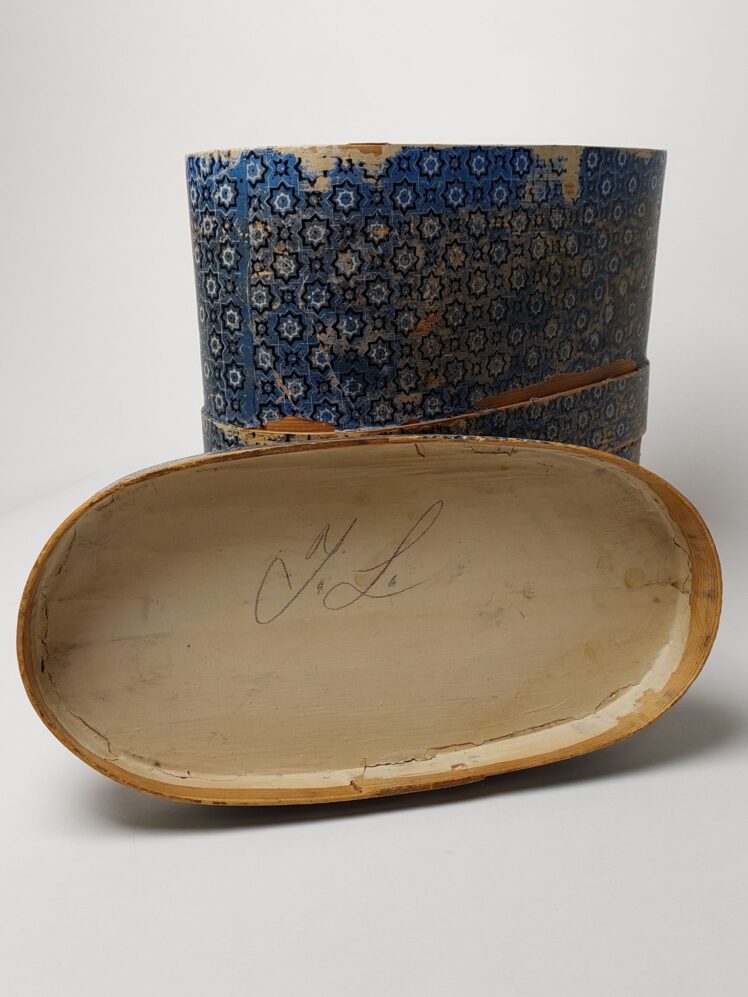 Künstler*in unbekannt, Hutschachtel, zu Goldhaube, 19. Jh., Holz, Papier beklebt, Inv.-Nr. 5367-2022 © Salzburg Museum (Dauerleihgabe Salzburger Museumsverein)