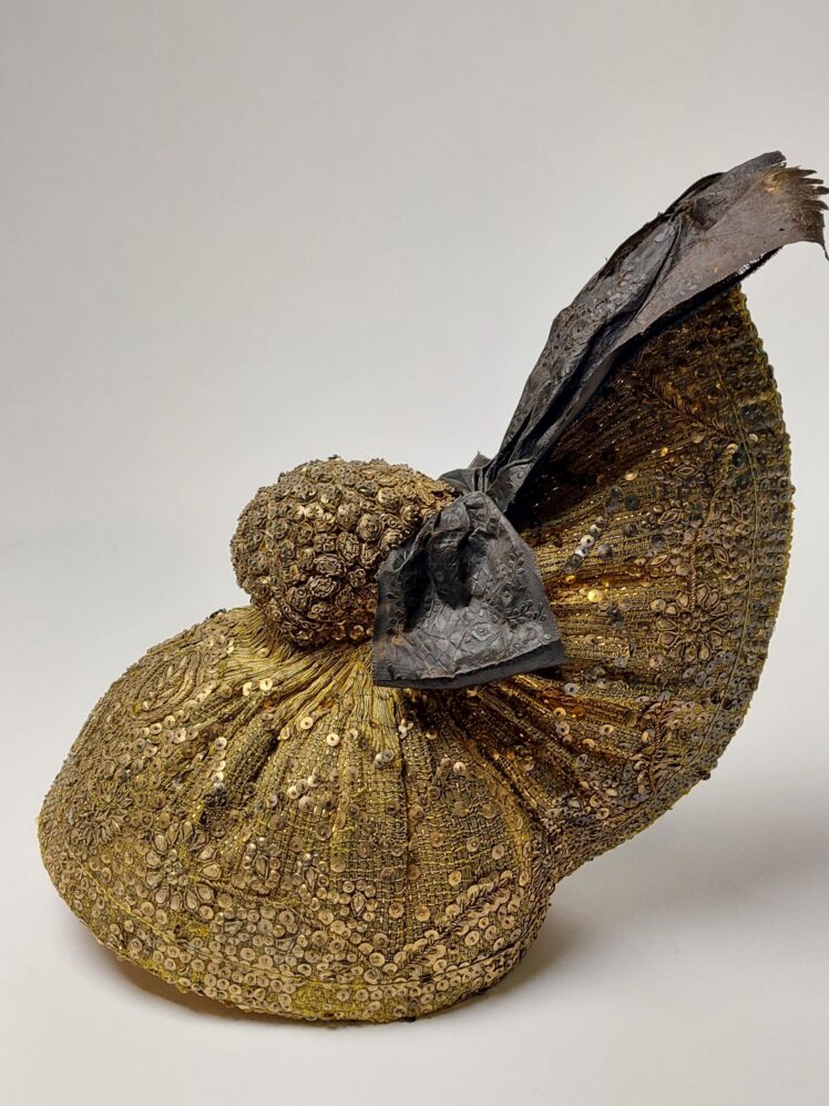 Künstler*in unbekannt, Goldhaube, Linzer Goldhaube, 19. Jh., Textil, Goldstickerei, Pailletten, Tüll, Draht, Inv.-Nr. 5369-2022 © Salzburg Museum (Dauerleihgabe Salzburger Museumsverein)