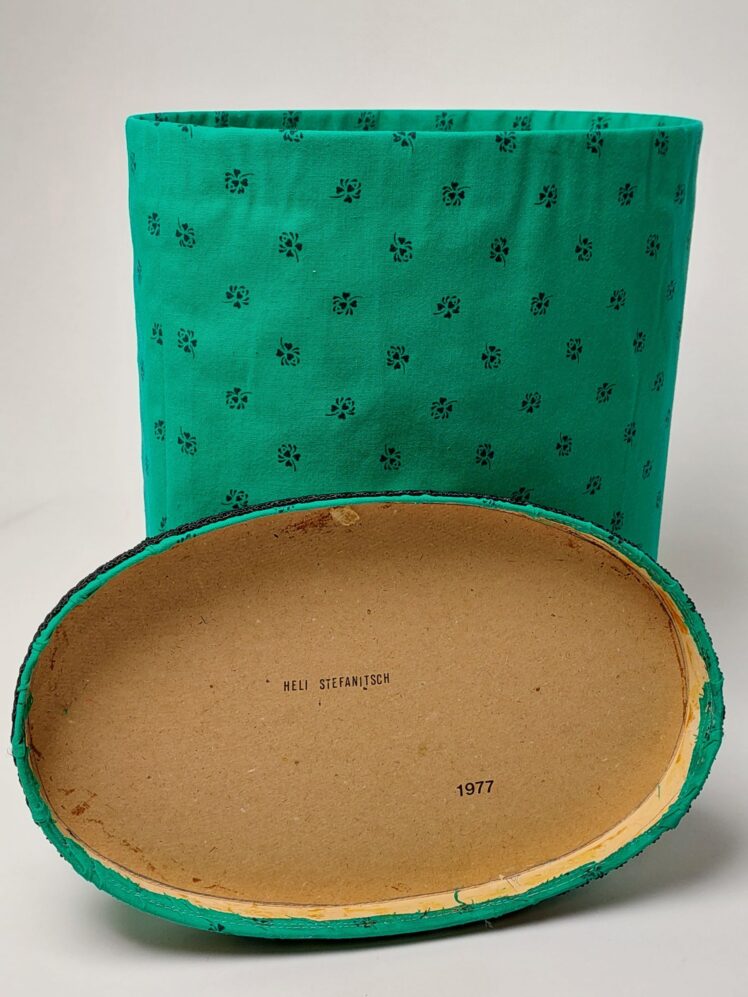 Künstler*in unbekannt, Hutschachtel, 1977, Karton, Baumwollstoff, Inv.-Nr. 5370-2022 © Salzburg Museum (Dauerleihgabe Salzburger Museumsverein)