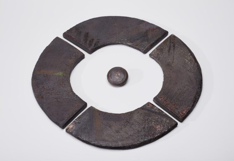 Eva Klinger-Römhild (1945– 2013), Keramisches Objekt ("Vier Segmente" / "Kalender"), 20.03.1994, Keramik, teilweise glasiert, Inv.-Nr. 2006-2023 © Salzburg Museum (Dauerleihgabe Salzburger Museumsverein) / Urheberrechtsvermerk: Copyright Thomas Klinger, www.atelierklinger.de