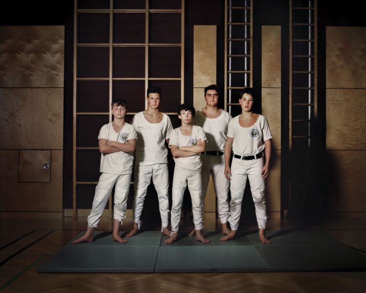 Anna Aicher (* 1993), Gruppenbild, 2023, Archival Pigment Print, Inv.-Nr. Foto 45704 11 © Salzburg Museum (Dauerleihgabe Salzburger Museumsverein)