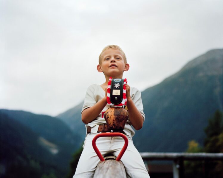 Anna Aicher (* 1993), Matthäus mit Preis, 2023, Archival Pigment Print, Inv.-Nr. Foto 45704 11 © Salzburg Museum (Dauerleihgabe Salzburger Museumsverein)